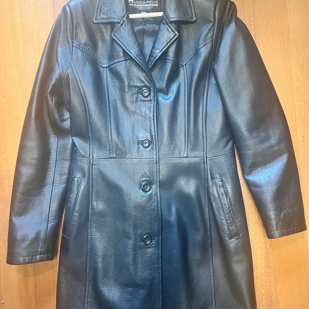 Vera Pelle Black Leather Button-Front Coat with Tailored Seams